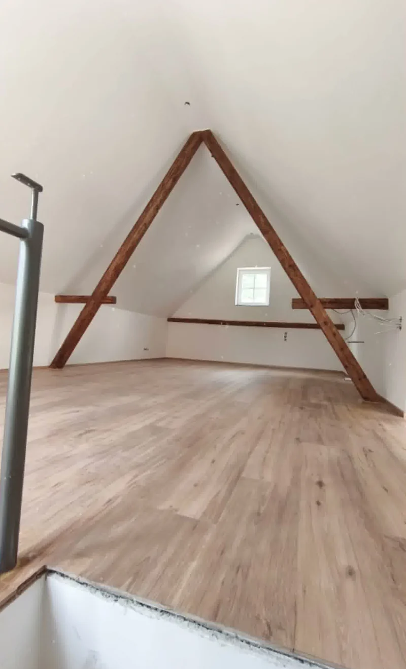 Blick vom Treppenaufgang in das ausgebaute Dachgeschoss